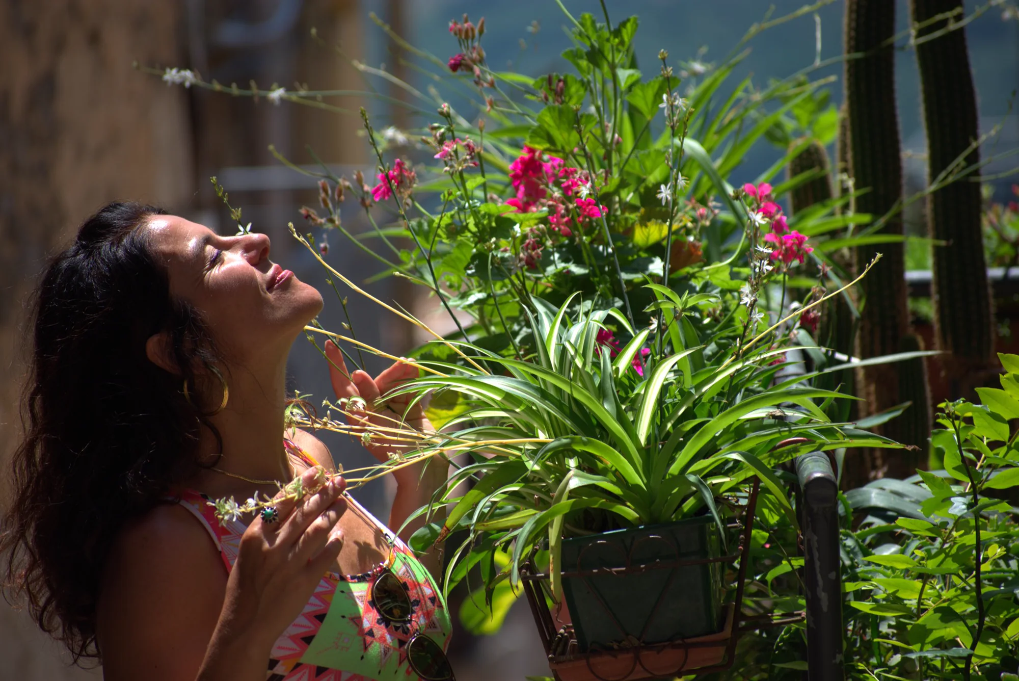 Sofia Cricchio respira tra fiori e piante al sole